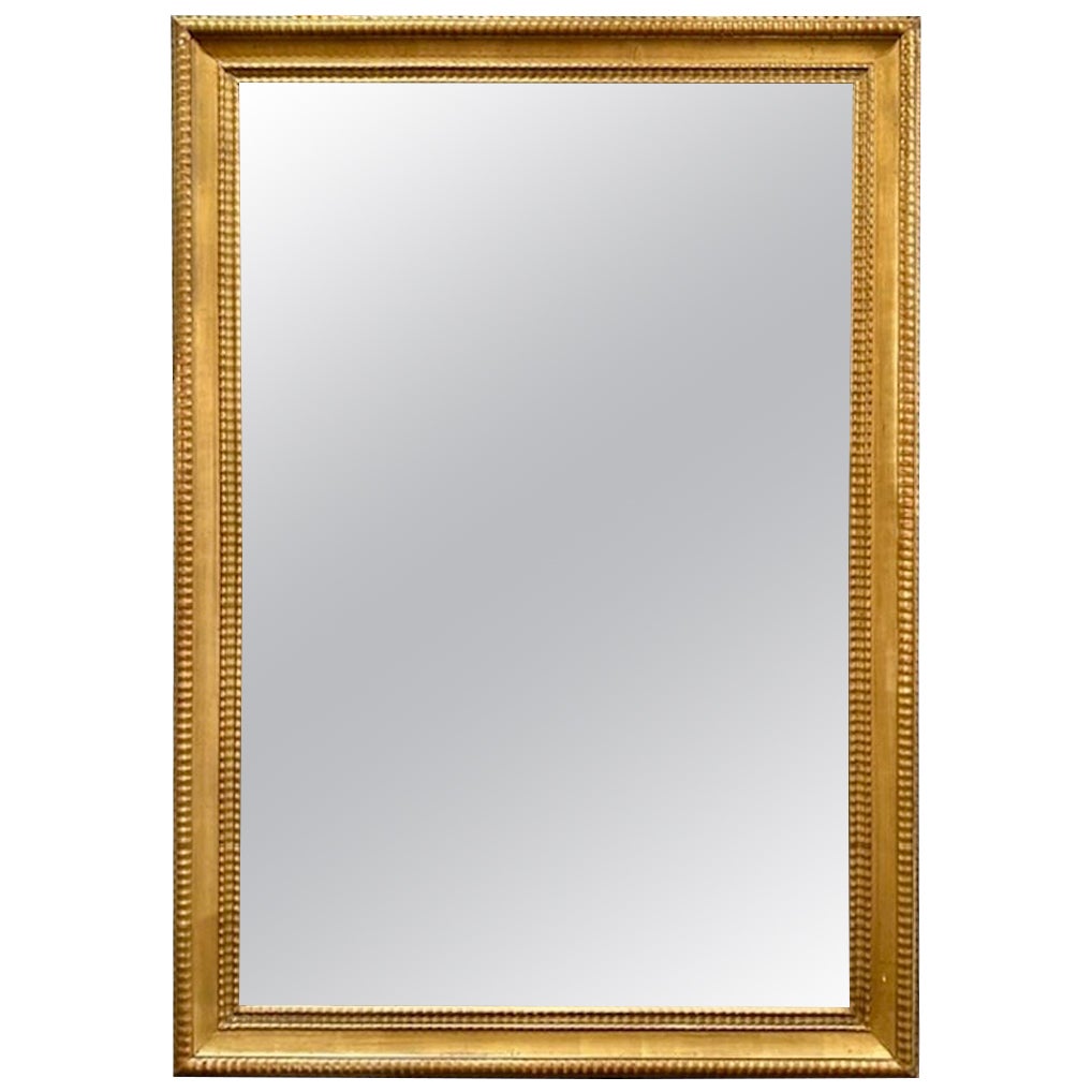 Miroir à cannelures en bois sculpté et doré de style transitionnel français du 19e siècle