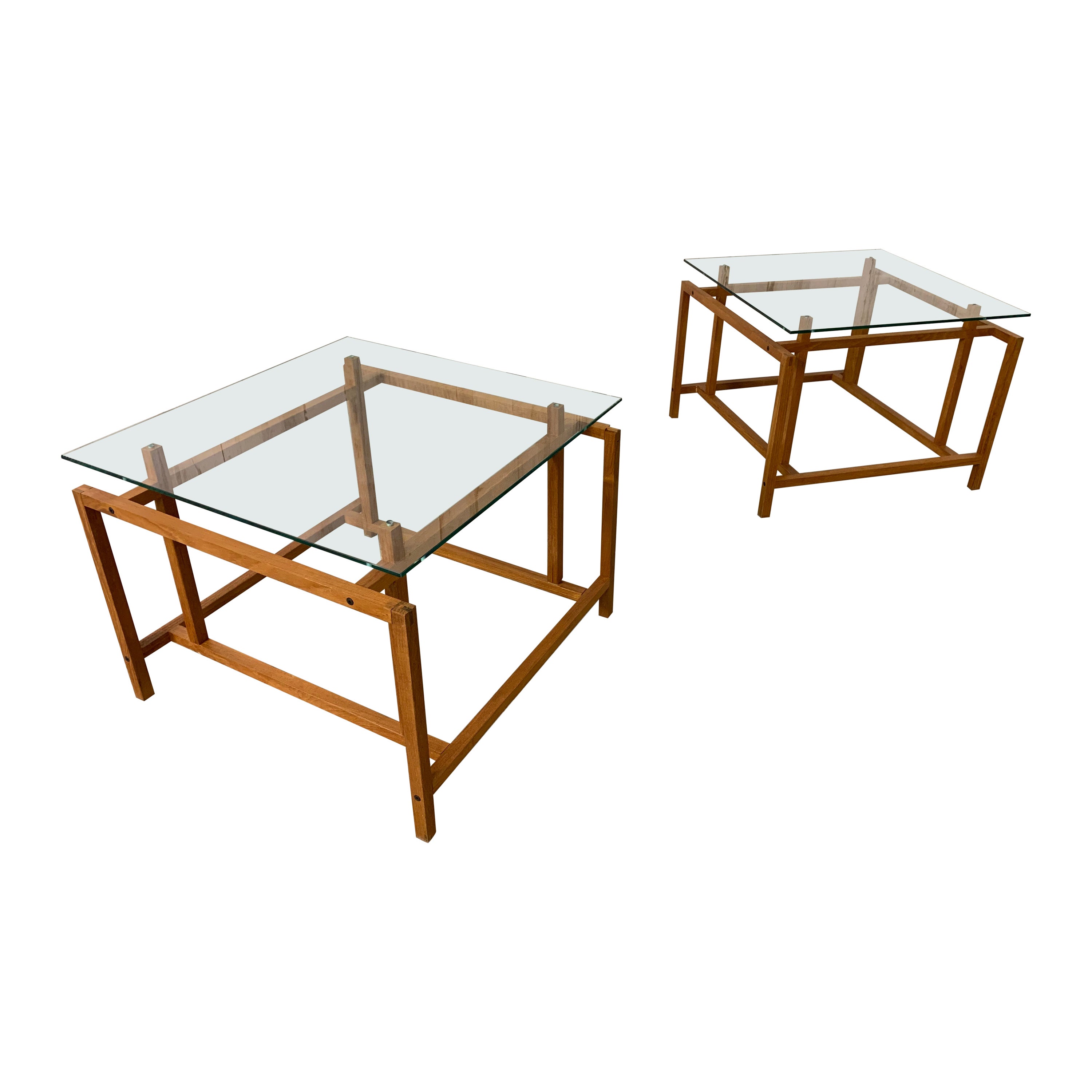 Coppia di tavolini con struttura architettonica in teak di Henning Norgaard