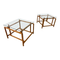 Coppia di tavolini con struttura architettonica in teak di Henning Norgaard