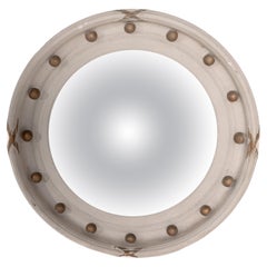 Espejo circular convexo de estilo Regencia con decoración de bolas y cintas