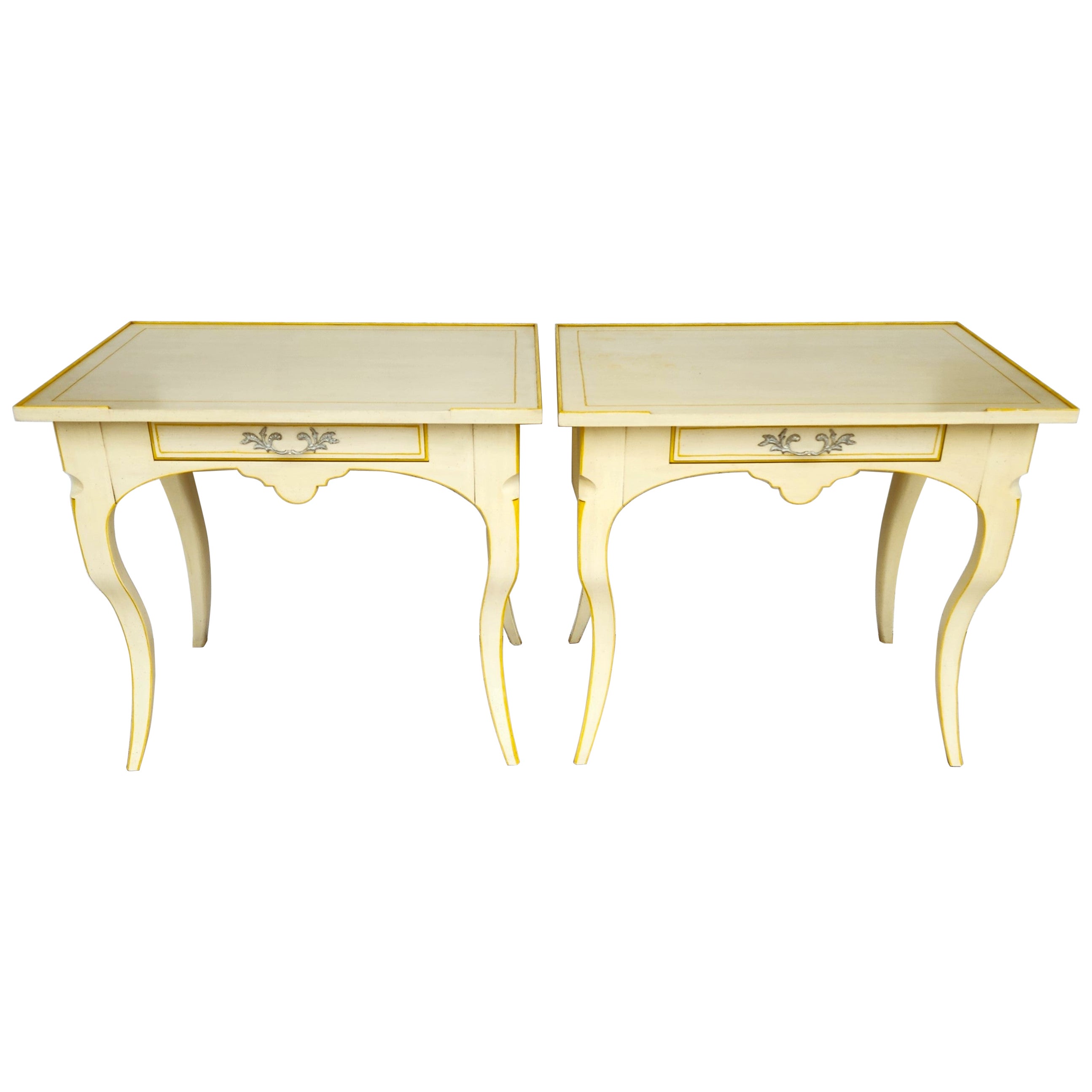 Pareja de mesillas de noche BAKER French Country en venta