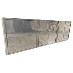 Credenza galleggiante a tre pezzi con motivo a diamante e specchio