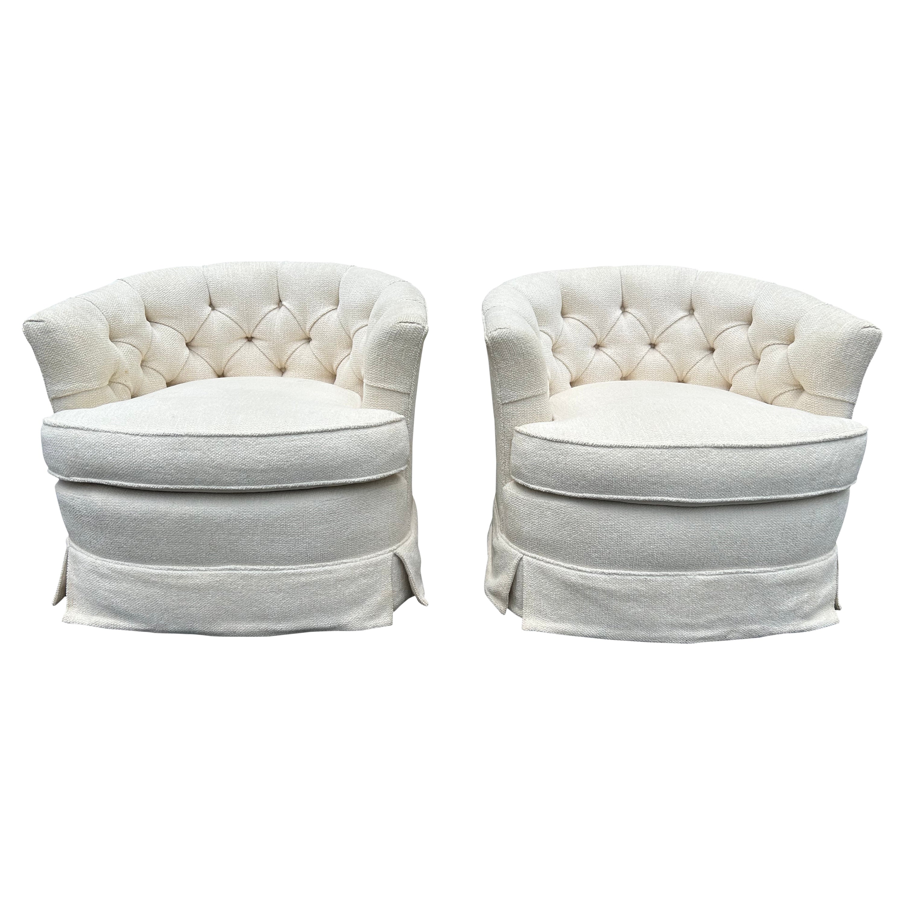 Belle paire de chaises longues tuftées à dossier baril de style Harvey Probber