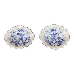 Platos de Fayenza Festoneados en Azul y Blanco de la Provincia Italiana Maioliche Deruta