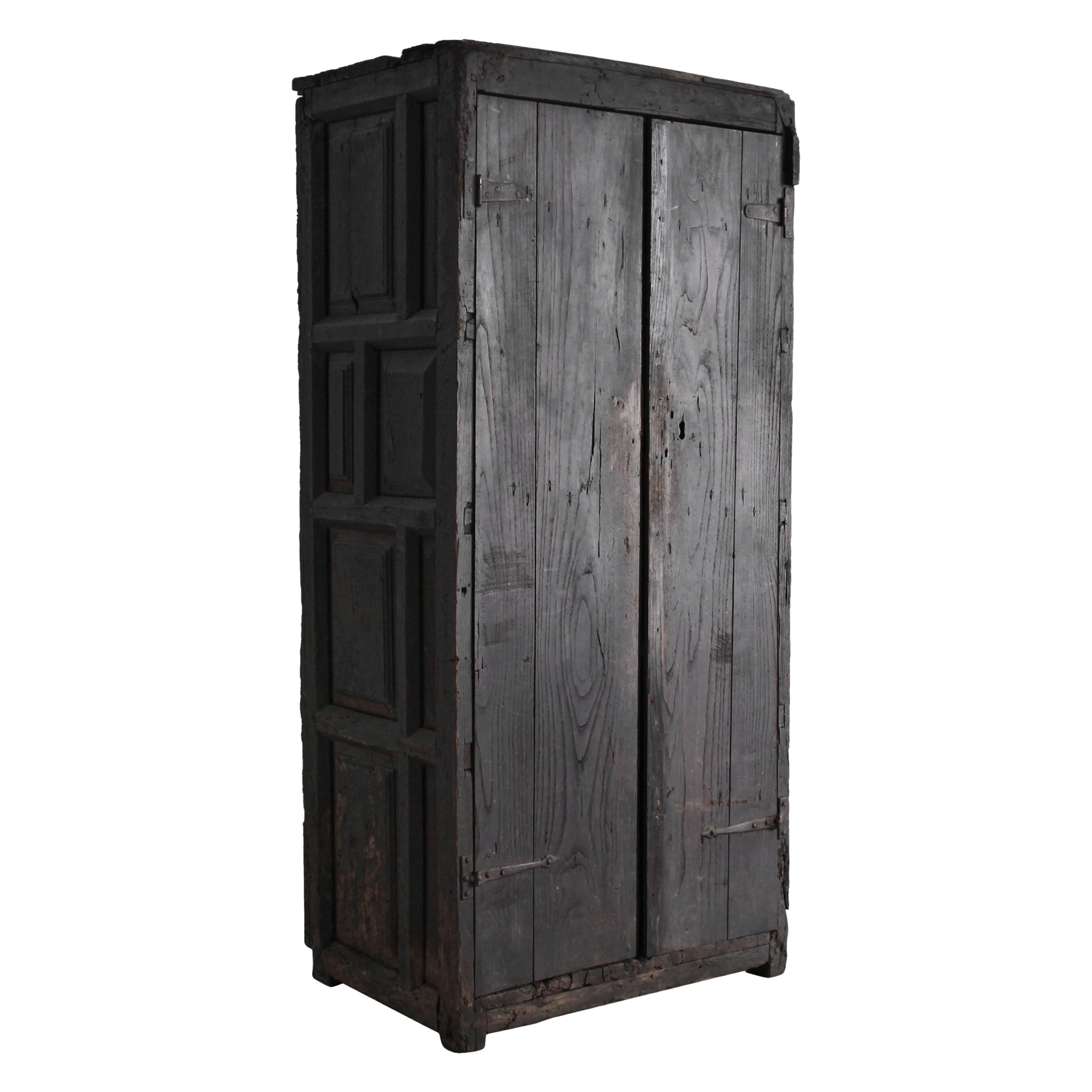 Credenza di montagna portoghese del 17° secolo in castagno annerito Wabi Sabi