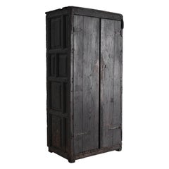 Credenza di montagna portoghese del 17° secolo in castagno annerito Wabi Sabi