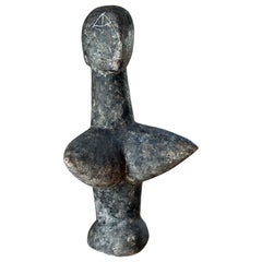 Celeste Polycroniadi Kreuz-Skulptur mit Schachtelskulptur
