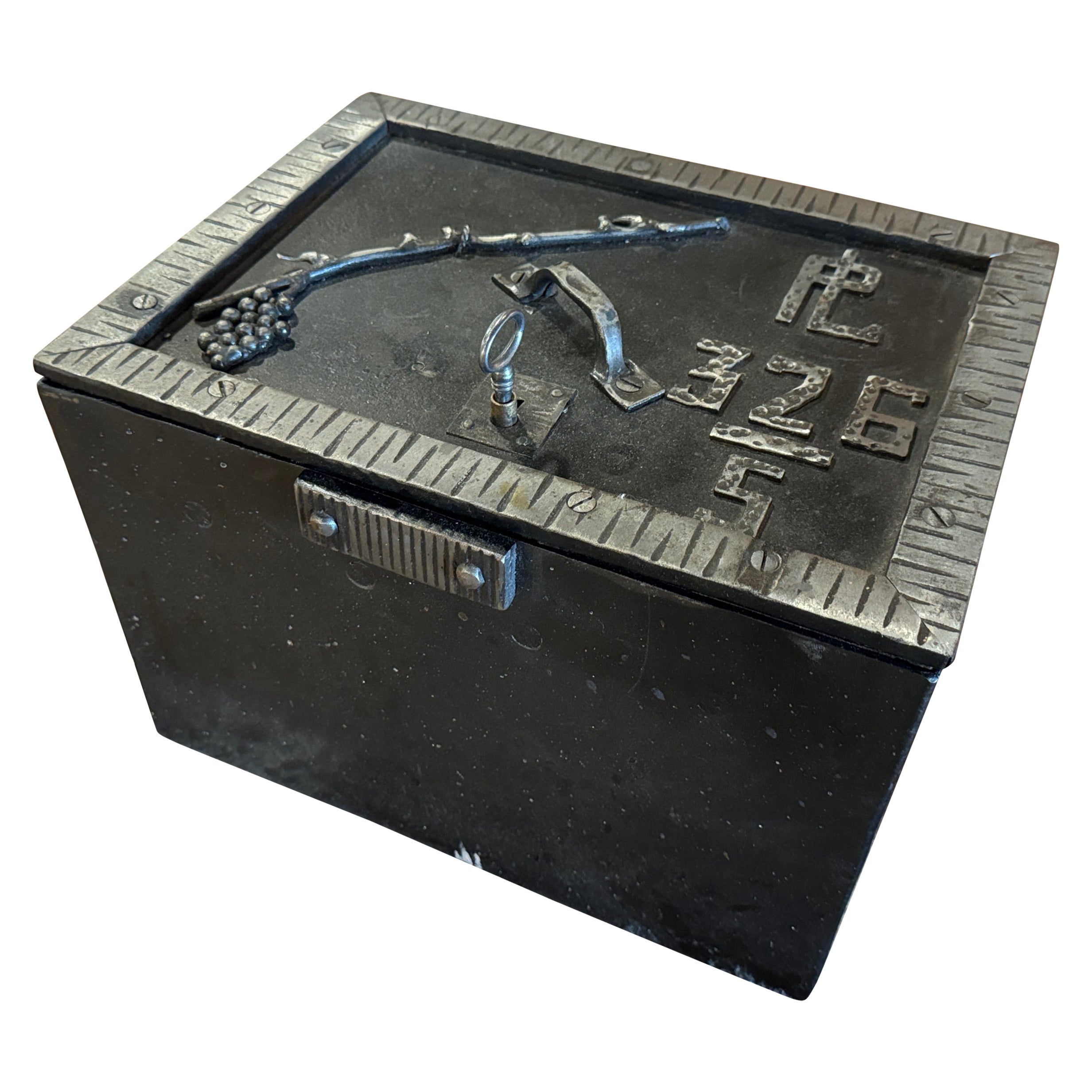 Caja fuerte gótica francesa del siglo XIX de hierro fundido pulido negro y plateado