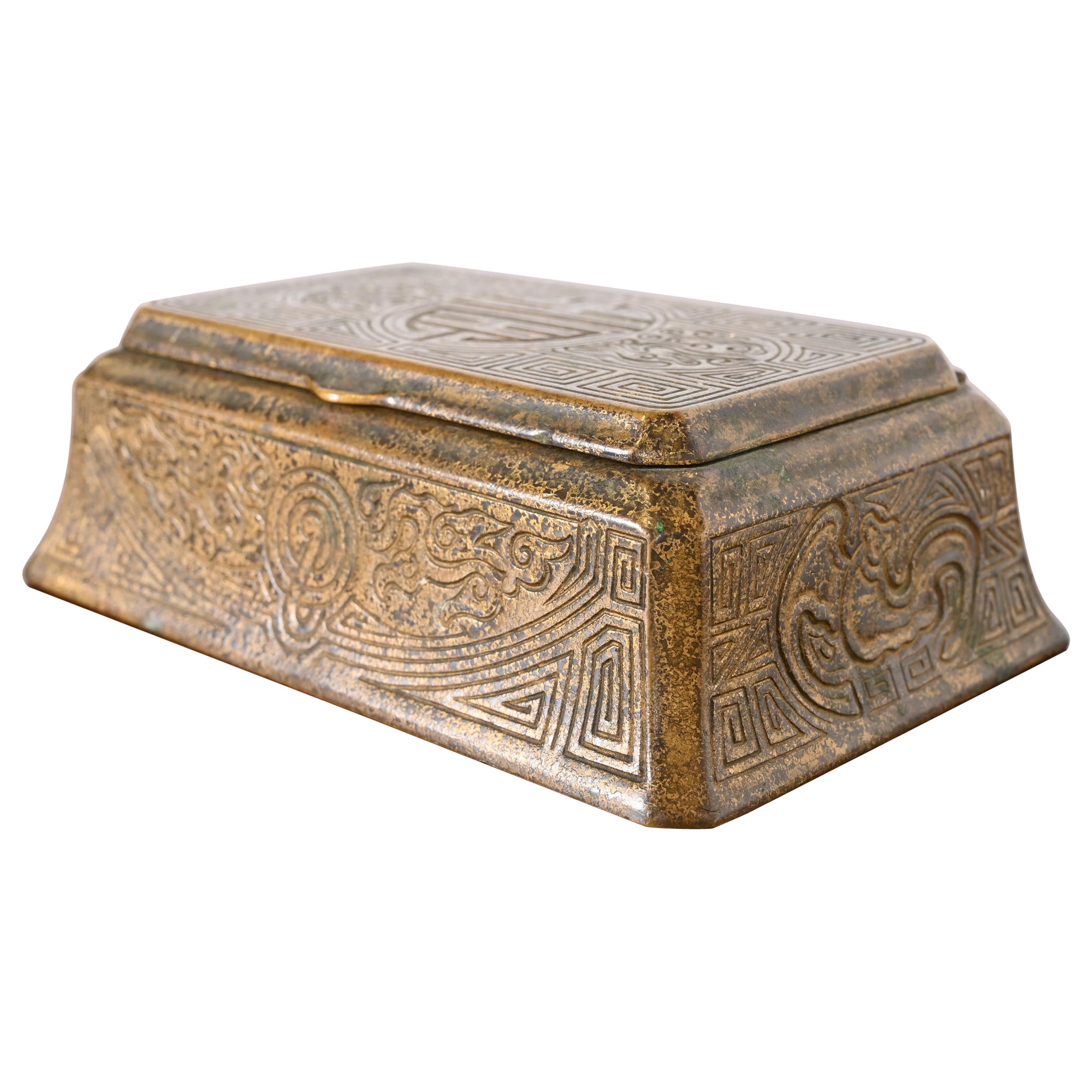 Tiffany Studios Nueva York Caja Doré de Bronce con Diseño Chino, Circa 1910