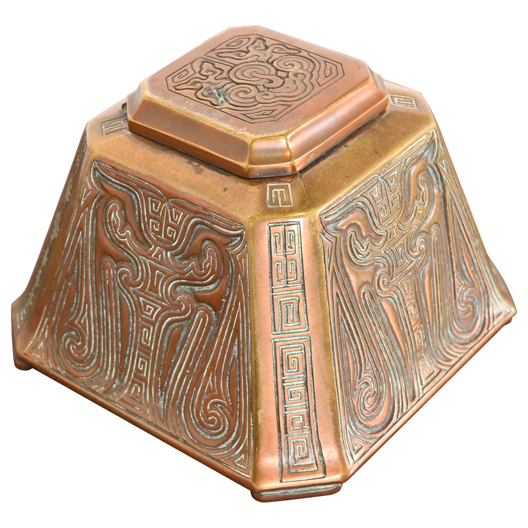 Tintero grande de bronce con motivo chino de los Estudios Tiffany de Nueva York, circa 1910 en venta