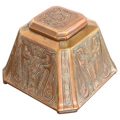 Großes Tintenfass aus Bronze mit chinesischem Muster, Tiffany Studios New York, um 1910