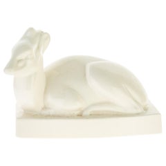 Wedgwood Art Deco Crema smaltata Scultura di cervo reclinato Designer John Skeaping