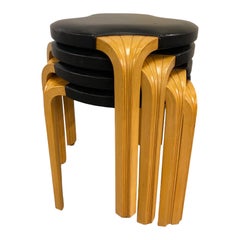 Satz von 4 Alvar Aalto X600 Hockern aus Birke und schwarzem Original-Leder, Artek, 1960er Jahre