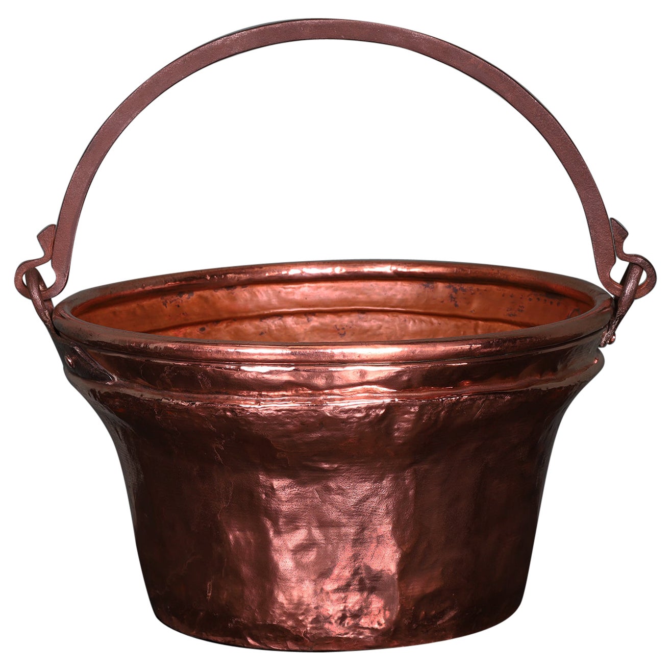 Corbeille à bûches en cuivre et en fer forgé à grande échelle