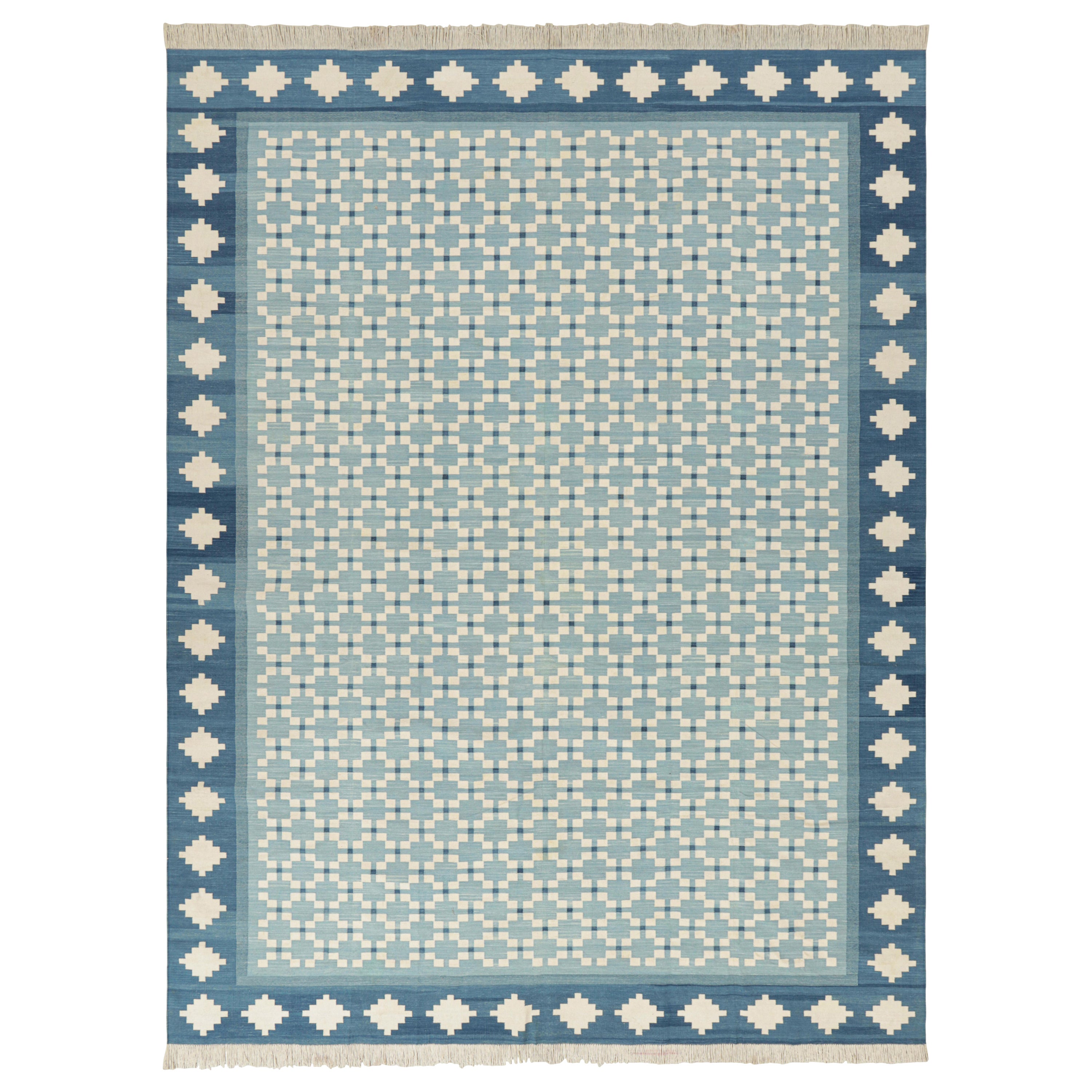 Alfombra contemporánea Dhurrie de Rug & Kilim en azul con motivos geométricos blancos