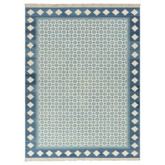 Rug & Kilim's Contemporary Dhurrie Rug in Blue with White Geometric Patterns (Tapis dhurrie contemporain en bleu avec des motifs géométriques blancs)