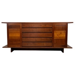 Cabinet en noyer de Studio Craft