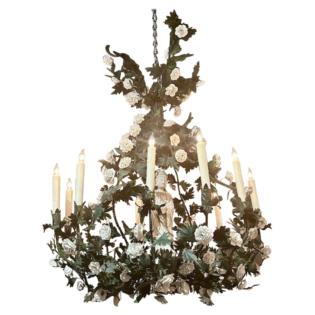 Französischer Blumenkronleuchter mit Porzellanfigur