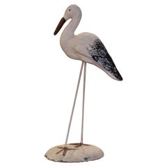 Estatua francesa de mediados de siglo de hormigón tallado y hierro envejecido de pájaro grulla de jardín