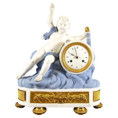 Reloj de chimenea de porcelana bizcochada y ormolu del Imperio francés