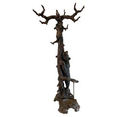 Magnífico expositor de roble antiguo con forma de oso de la Selva Negra