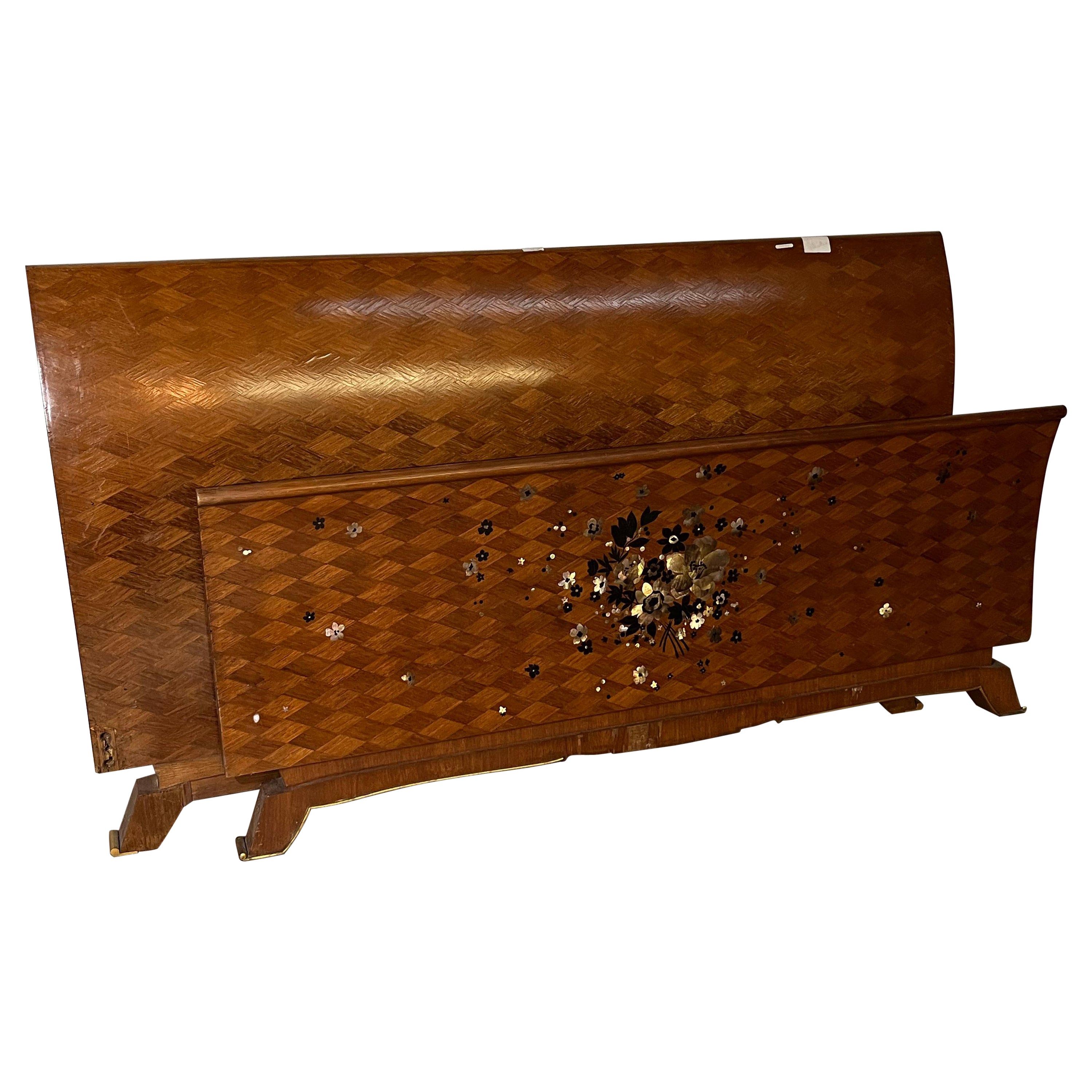 Kopf und Fuß eines Bettes In dem Leleu St Art Deco-Bett