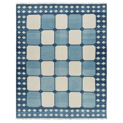 Rug & Kilim's Contemporary Dhurrie Rug in Blue & White Geometric Square Patterns (Tapis dhurrie contemporain à motifs géométriques bleus et blancs)