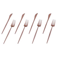 Set di posate per quattro persone in ottone. Design svedese.