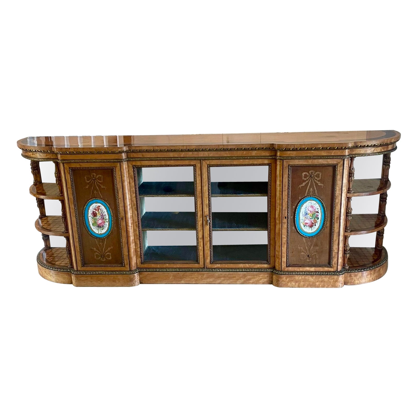 Magnífico Credenza Antiguo de Calidad de Exhibición con Incrustaciones de Madera Satinada Extra Grande en venta