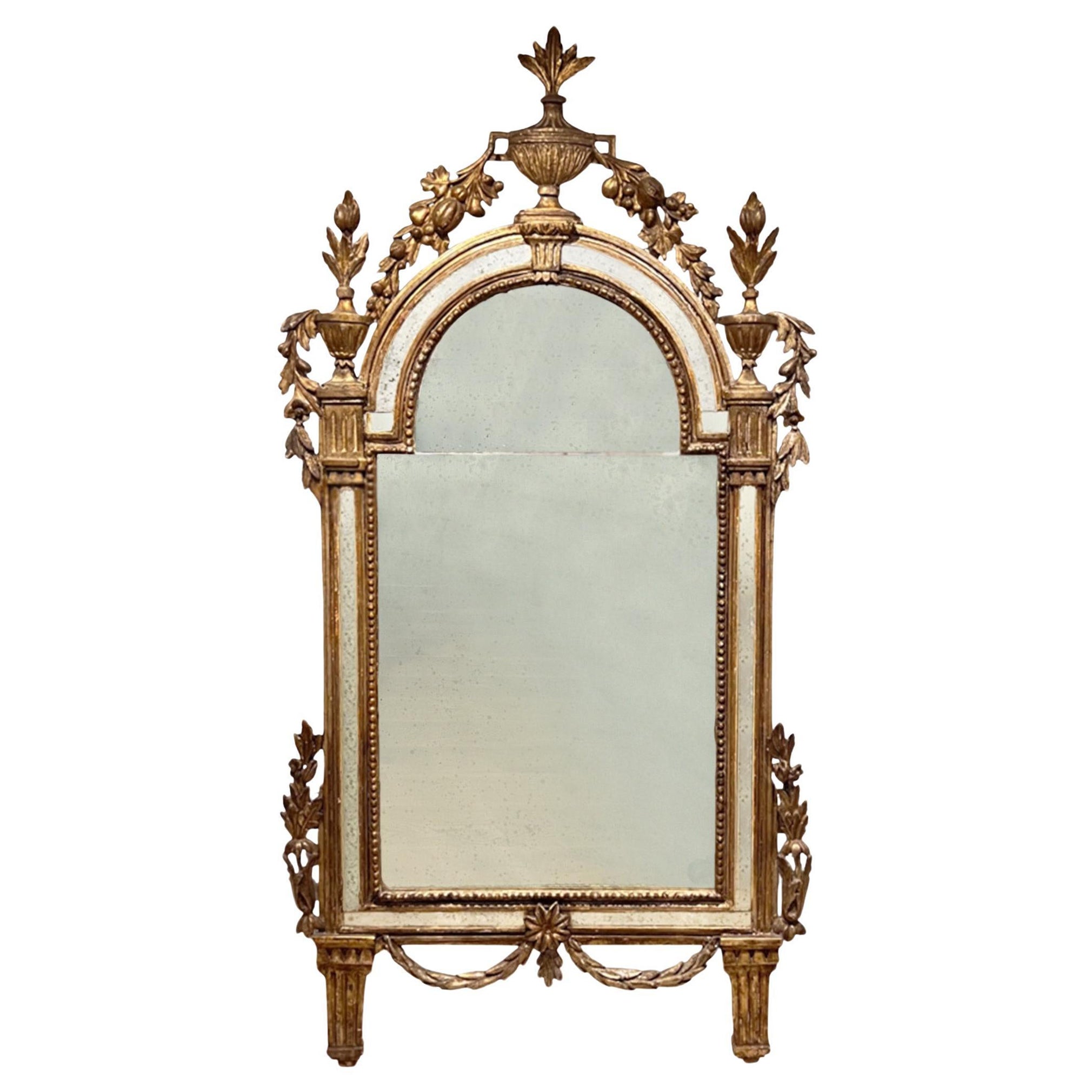 Italienischer Spiegel aus geschnitztem Giltwood aus dem 18. im Angebot