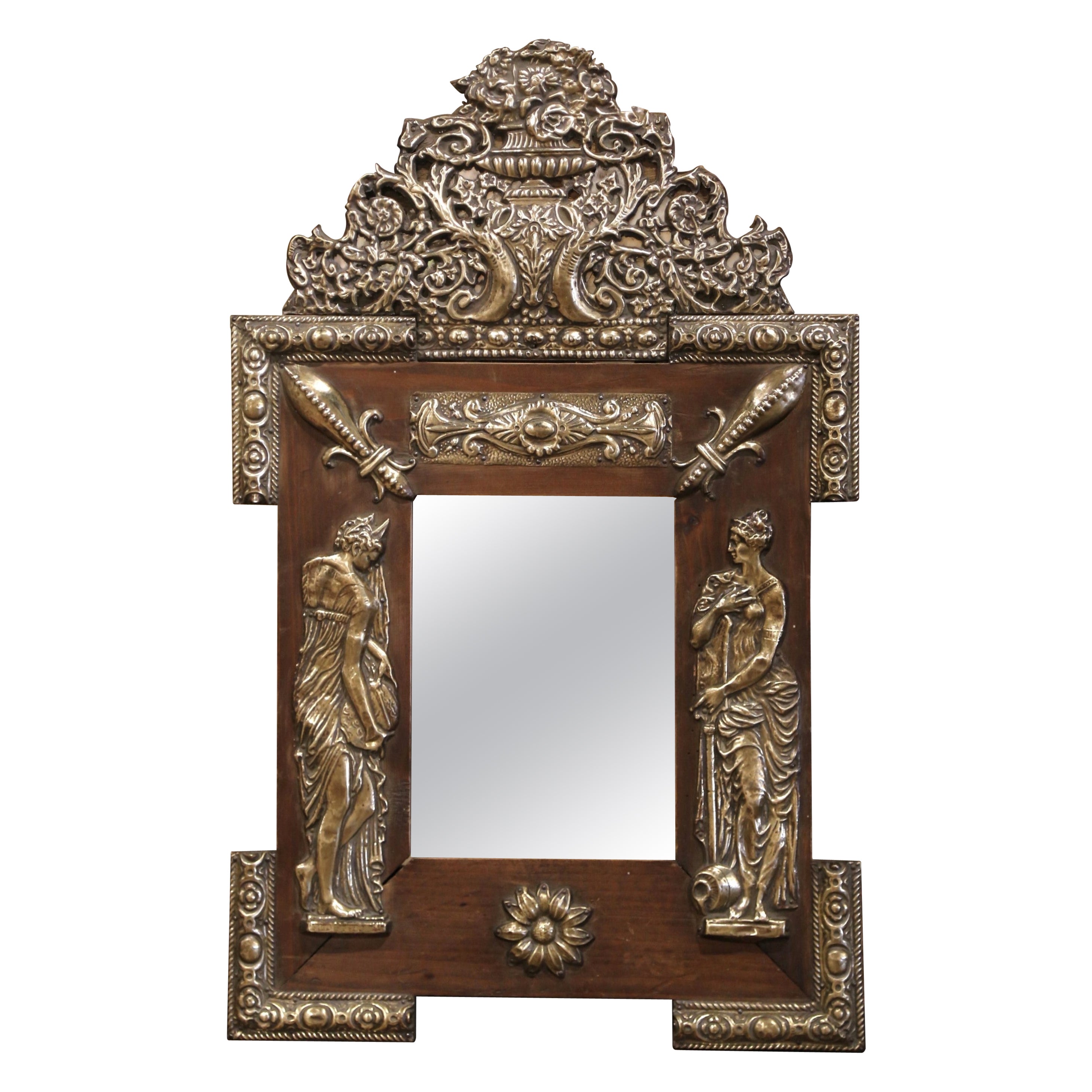 Specchio da parete francese Napoleone III Repousse in ottone e pino del XIX secolo