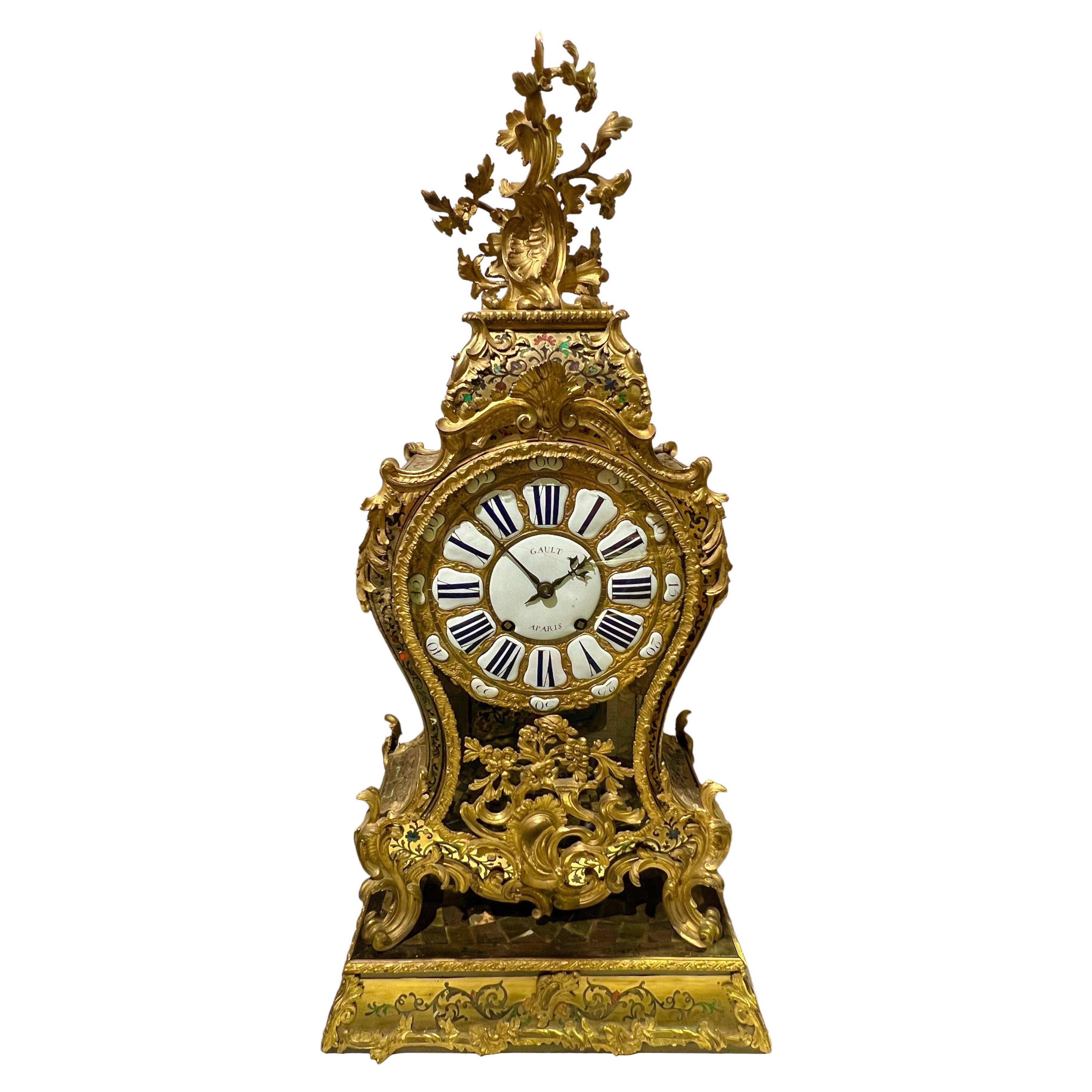 Gran Boulle francés Luis XV del siglo XVIII con incrustaciones de bronce dorado  Reloj de chimenea