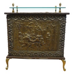 Antique French Caja de leña de latón repoussé adaptada