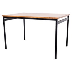 Mesa de comedor Cees Braakman Serie Japonesa con tablero de madera en tonos cálidos y estructura negra