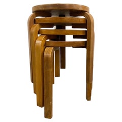 Set von 4 stapelbaren Alvar Aalto-Hockern mit 3 Beinen, Modell 60 in Brich, Artek 1930er Jahre