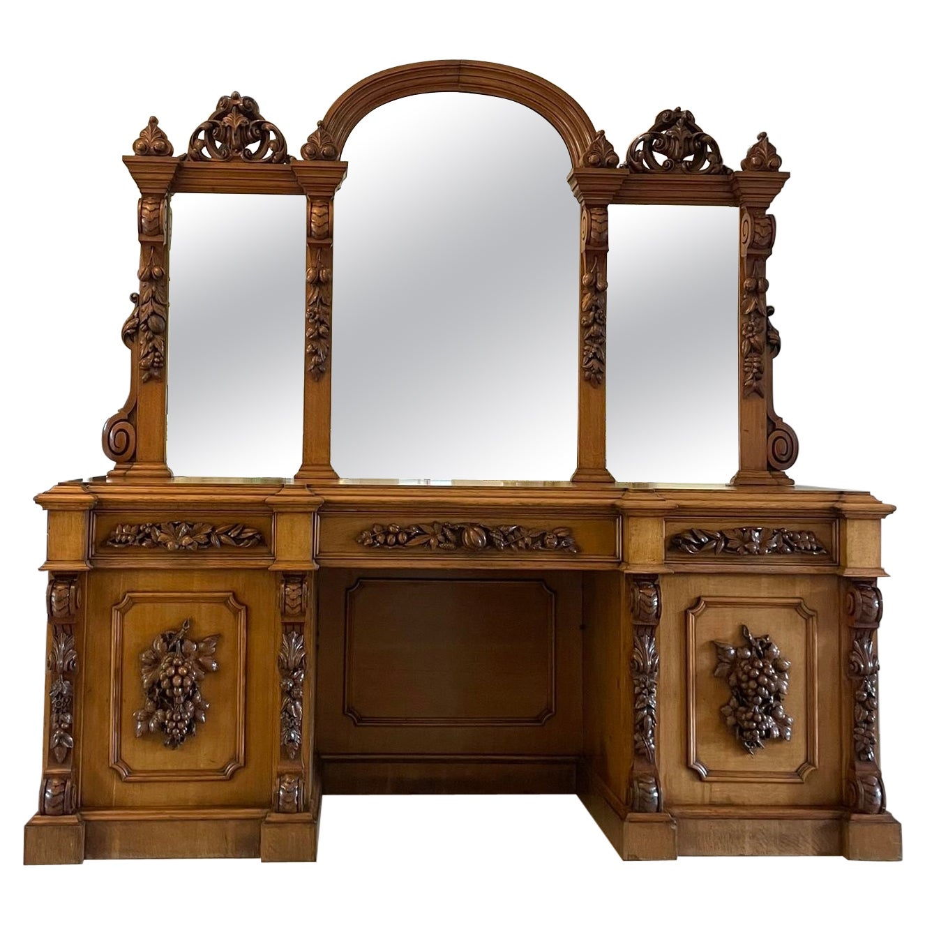 Majestueux buffet victorien ancien en chêne sculpté à dos miroir