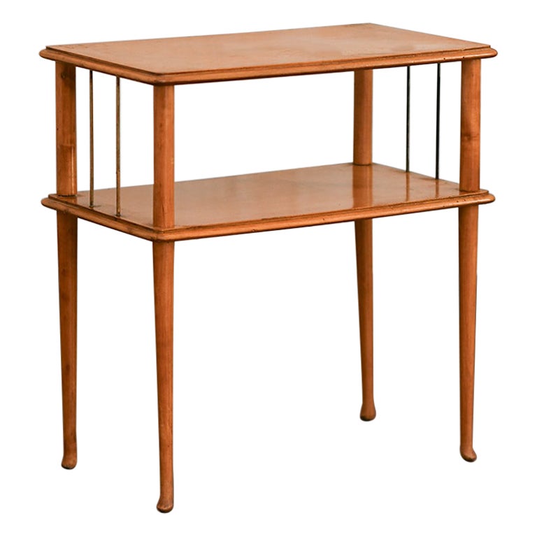 Mesa auxiliar de madera de mediados de siglo con detalles de latón y estante doble