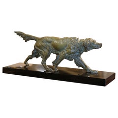 Sculpture française du 19ème siècle représentant un chien pointu en étain vert-de-gris sur socle en marbre