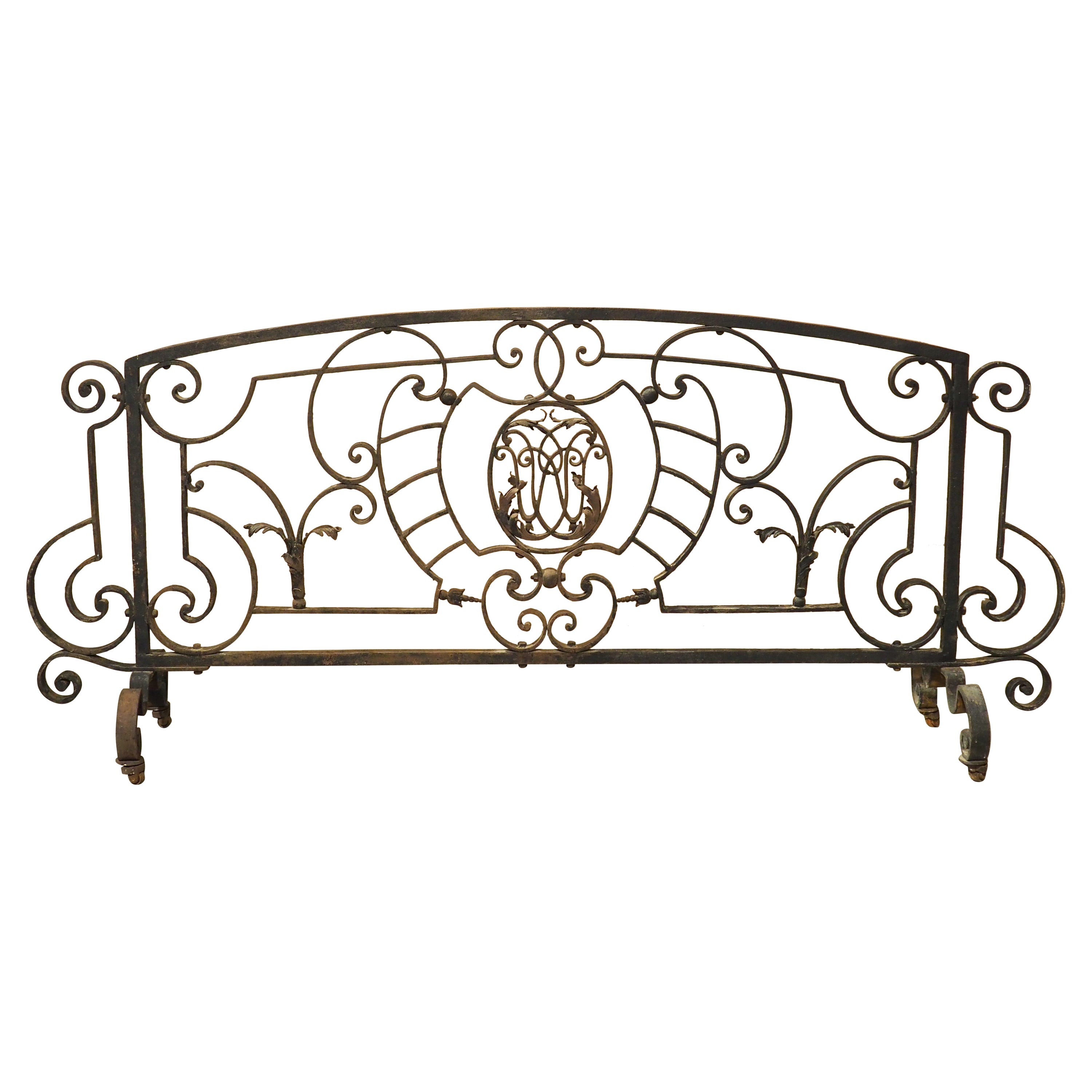 Rejilla larga de hierro forjado para chimenea francesa con monograma central, circa 1890 en venta