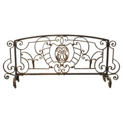 Griglia per caminetto francese lunga in ferro battuto con Monogram centrale, Circa 1890