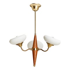 Lampadario di design svedese, ottone, teak, vetro, Svezia, anni '50