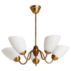 Designer suédois, lustre, laiton, bois, verre, Suède, années 1950