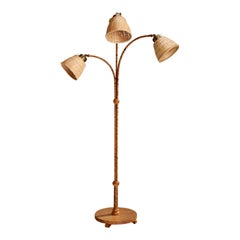 Schwedische Designerin, Stehlampe, Ulme, Messing, Rattan, Schweden, 1940er Jahre