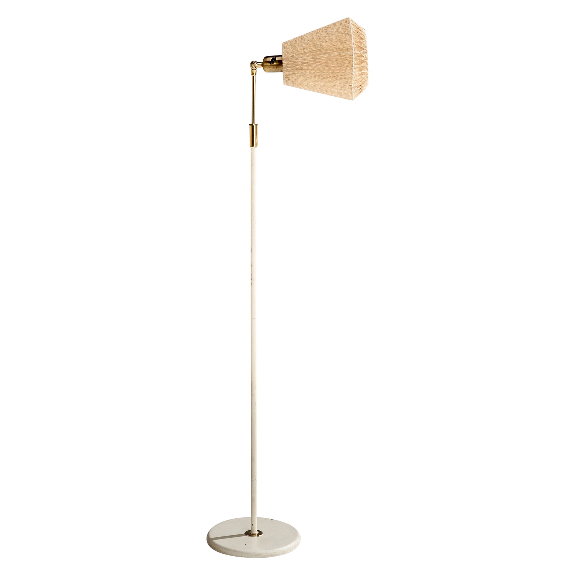 Lampadaire de designer suédois, laiton, métal, tissu, Suède, années 1950