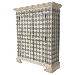 Meuble de rangement à carreaux peint à la main par Dos Gallos Studio