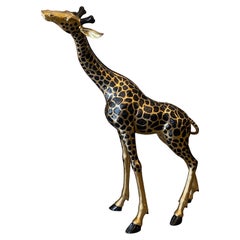 Grande sculpture en laiton représentant une girafe