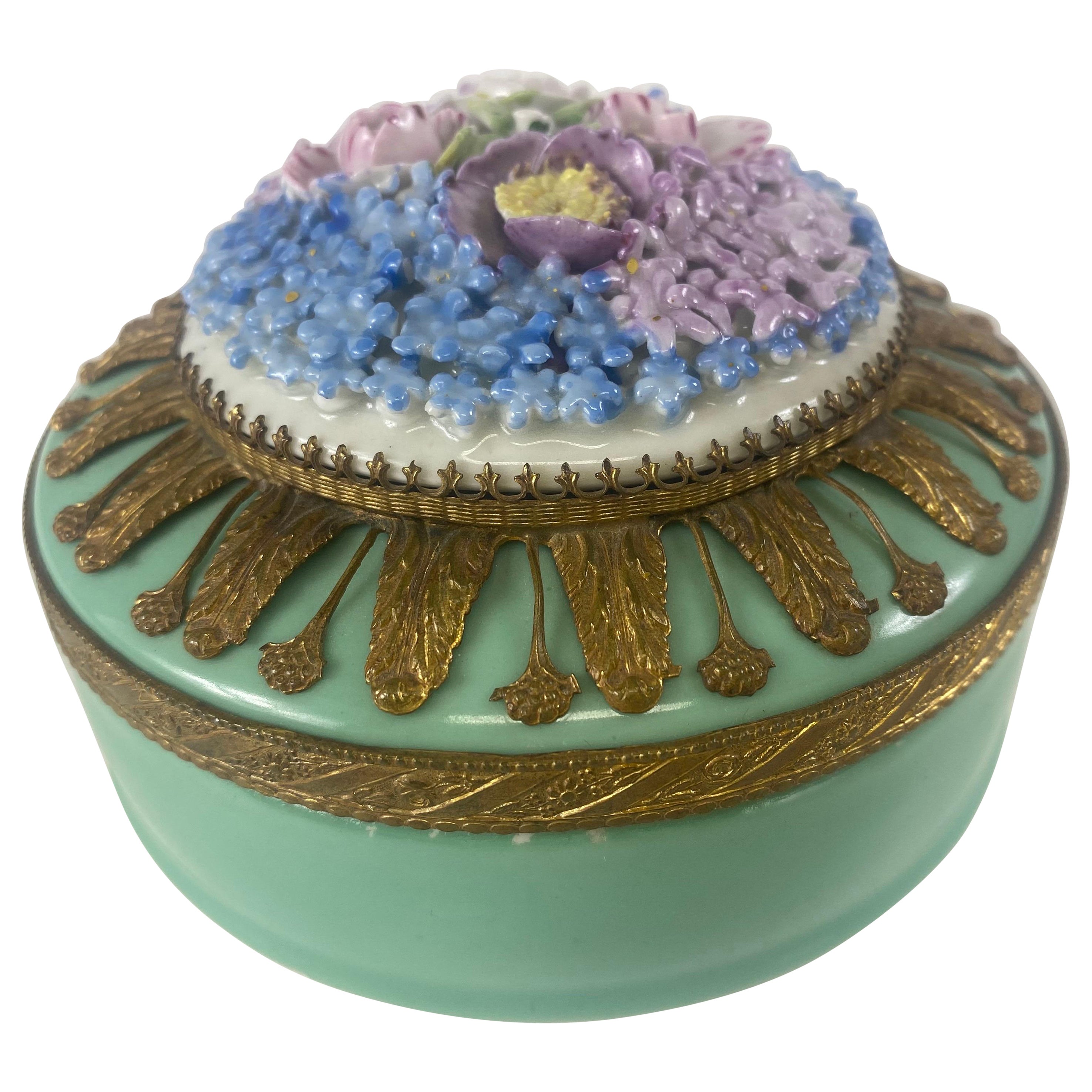 Caja de baratijas alemana de porcelana y bronce de mediados del siglo XX.