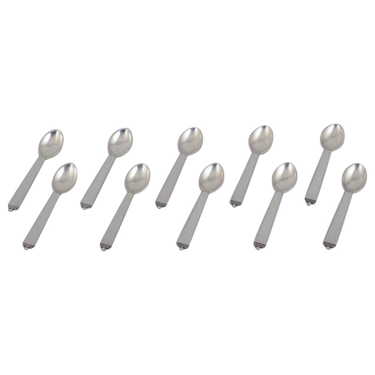 Pirámide Georg Jensen. Juego de diez cucharillas de café de plata de ley.