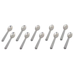 Pirámide Georg Jensen. Juego de diez cucharillas de café de plata de ley.