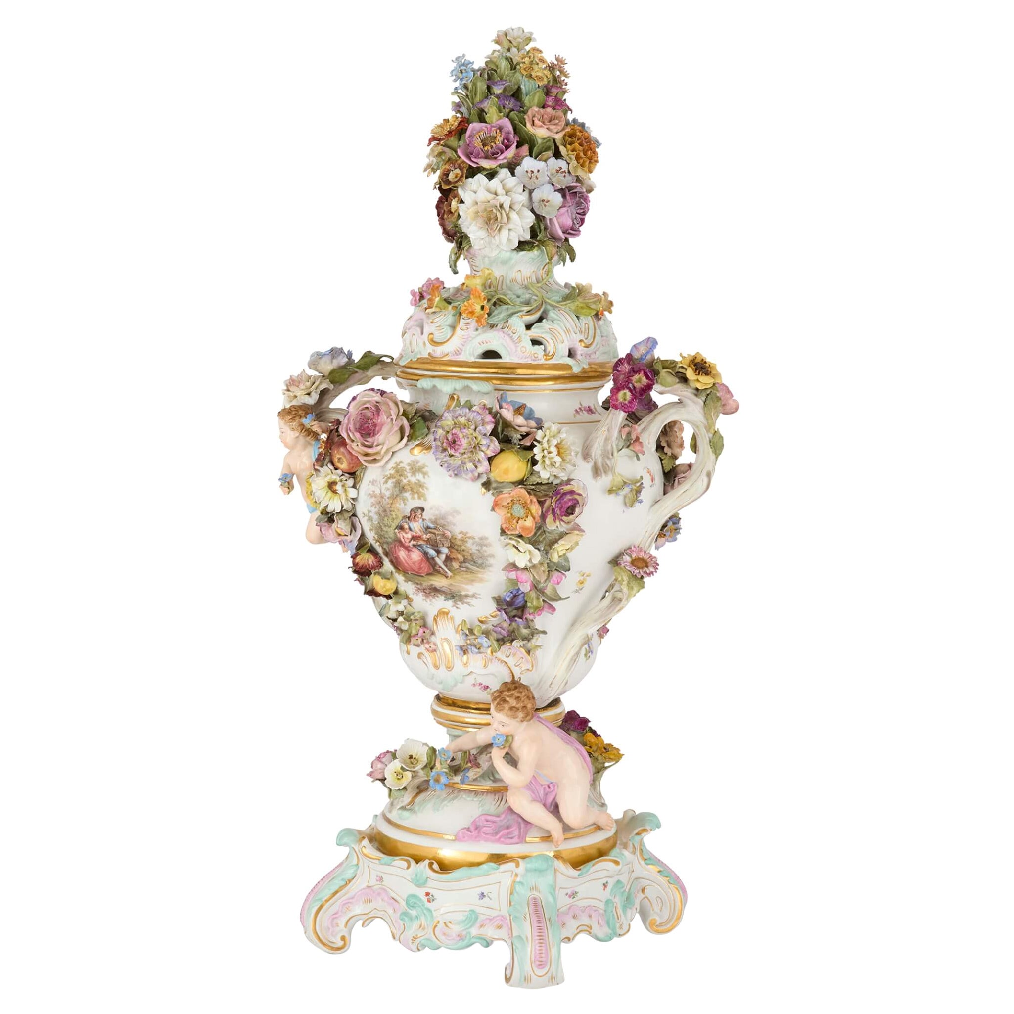 Gran jarrón de Meissen con flores incrustadas para popurrí de estilo rococó